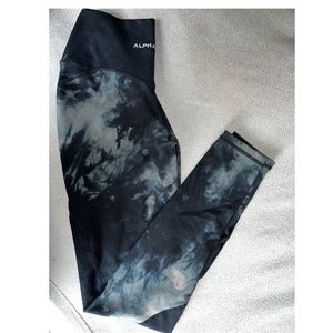 Alphalete Surface Power leggings in Black Oil Stain